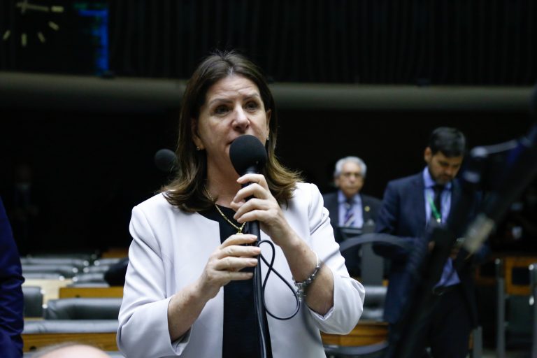 Câmara aprova PEC do piso salarial da enfermagem em 2º turno  Fonte: Agência Câmara de Notícias